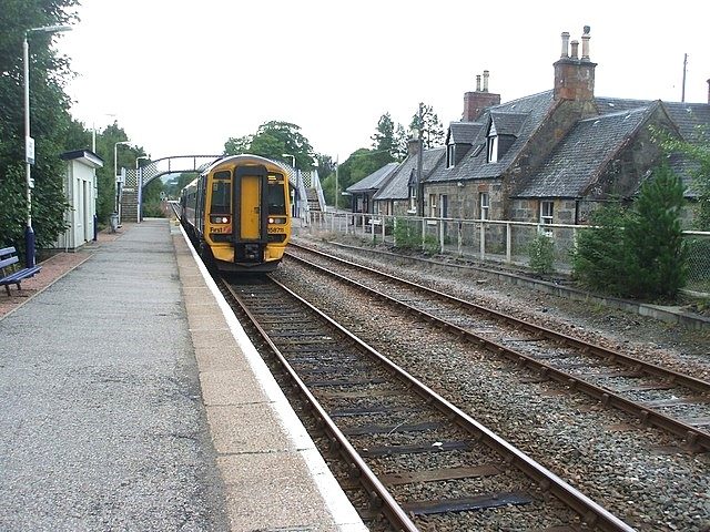 Lairg_railway_station,_Highland_(geograph_4075361) Lairg Station